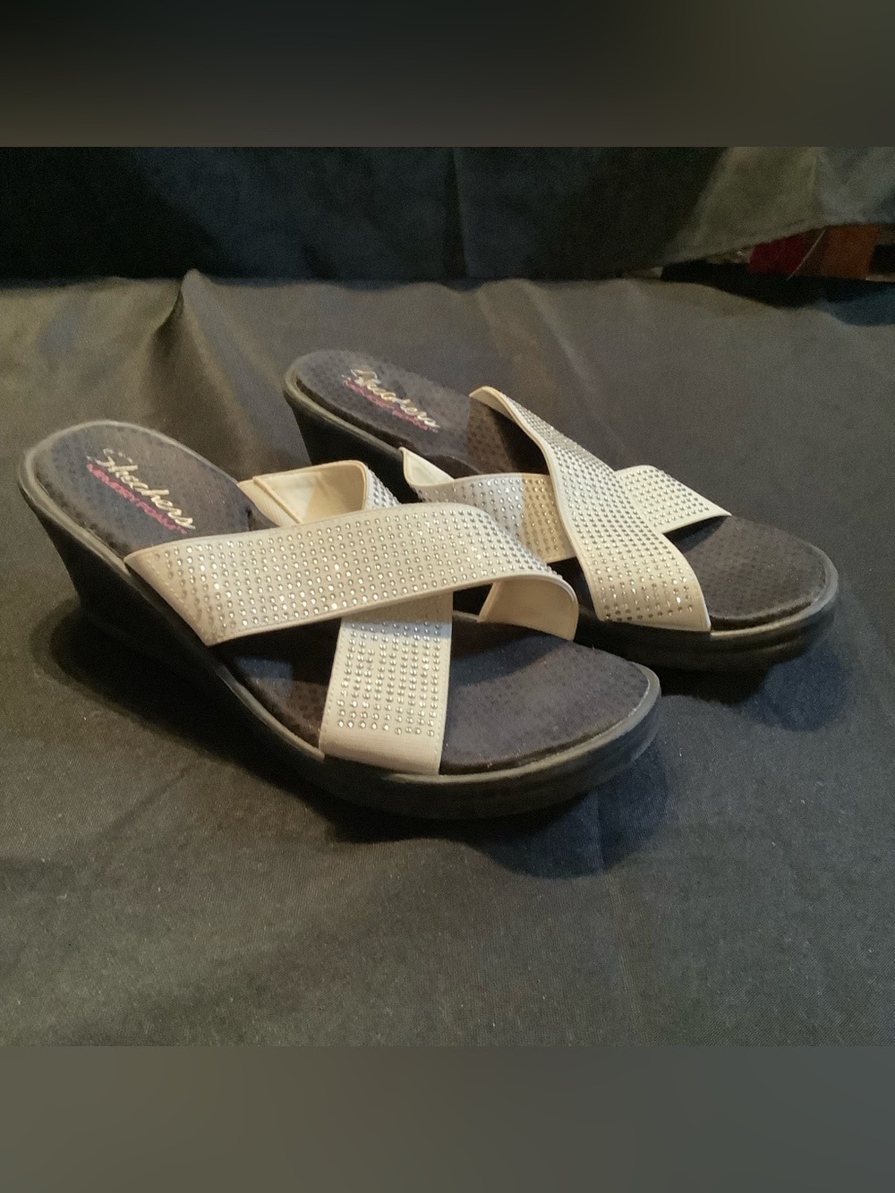 SKECHERS:   Wedge Slide Sandals